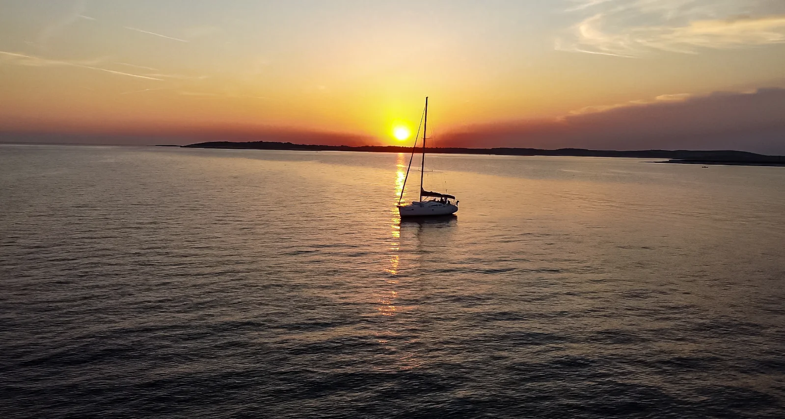 Segelboot im Sonnenuntergang – Covermotiv des Buches